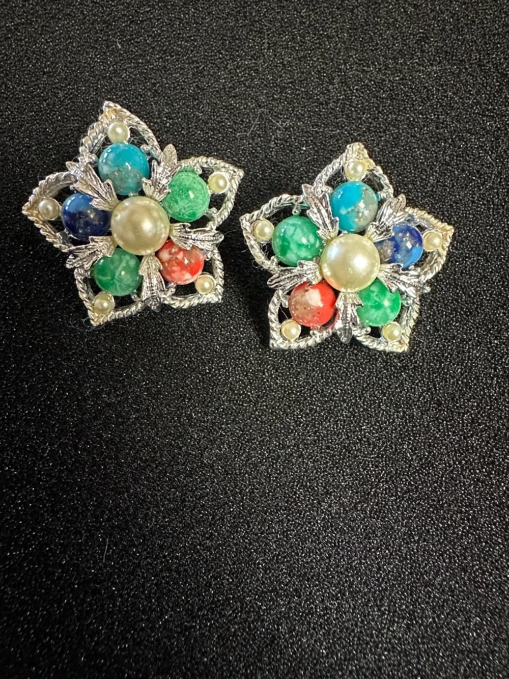1967 Sarah Coventry Fantasy Multicolor Brooch and Earring Set with Faux Pearls - Picture 5 of 7